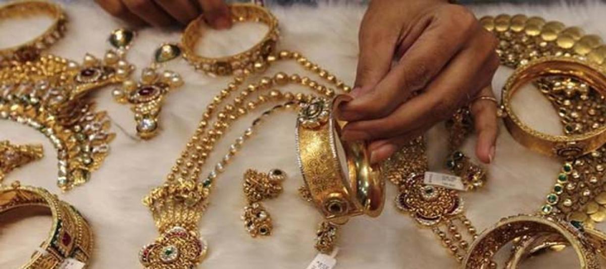 Gold drops from 3-month high on profit taking
